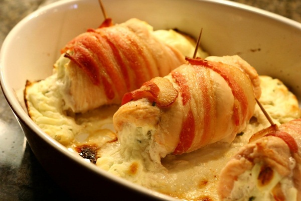 Sajtos csirkemell baconbe tekerve, csodás étel 30 perc alatt! Az olvadozó sajt nagyon csábító! :)