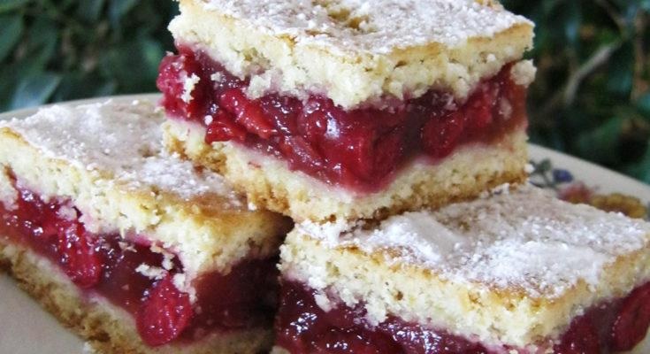 Magyarország kedvenc meggyes sütije: Meggyes pudingos pite! Káprázatos!