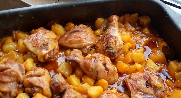 Tepsis csirke burgonyával, csodás szósszal, fejedelmi főétel gyorsan a sütőből!